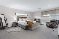 Family Vacation Escapade Shops Beach and Sun Await客房内的一张或多张床位