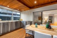 Family Vacation Escapade Shops Beach and Sun Await平面图