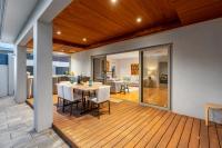 Family Vacation Escapade Shops Beach and Sun Await的休息区