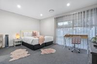 Family Vacation Escapade Shops Beach and Sun Await客房内的一张或多张床位
