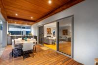 Family Vacation Escapade Shops Beach and Sun Await的休息区