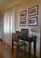 Lorantina Luxury Sea View Holiday House close to Barbati &amp; Ipsos Beach with Starlink WiFi的电视和&#47;或娱乐中心