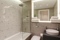 Charles Hope London Brentford的一间浴室
