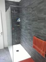 Room in Apartment - very bright well kept apartment&#x7684;&#x4E00;&#x95F4;&#x6D74;&#x5BA4;