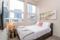 芝加哥Modern 2BR in South Loop Near Soldier Field, Grant Park, Downtown, &amp; Lakefront Trail的一间卧室，床上有两条毛巾