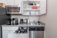 芝加哥Modern 2BR in South Loop Near Soldier Field, Grant Park, Downtown, &amp; Lakefront Trail的带水槽和炉灶的小厨房
