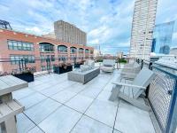 芝加哥Modern 2BR in South Loop Near Soldier Field, Grant Park, Downtown, &amp; Lakefront Trail的建筑物上的带桌椅的阳台
