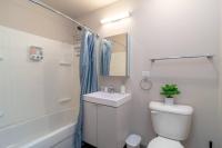 Modern 2BR in South Loop Near Soldier Field, Grant Park, Downtown, &amp; Lakefront Trail的一间浴室