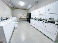芝加哥Modern 2BR in South Loop Near Soldier Field, Grant Park, Downtown, &amp; Lakefront Trail的室内的实验室,有白色的机器
