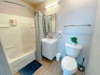 Modern 2BR in South Loop Near Soldier Field, Grant Park, Downtown, &amp; Lakefront Trail的一间浴室