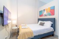 芝加哥Modern 2BR in South Loop Near Soldier Field, Grant Park, Downtown, &amp; Lakefront Trail的一间带床和平板电视的卧室