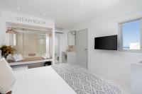 Cycladic Suites & Spa的电视和/或娱乐中心