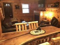 鸽子谷Dollywood! Brand new Dancing Bear 3-Bear Tracks的带沙发和桌子的客厅