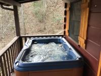鸽子谷Dollywood! Brand new Dancing Bear 3-Bear Tracks的门廊上的热水浴池,设有窗户