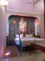 Hotel Raj Palace Udaipur客房内的一张或多张床位