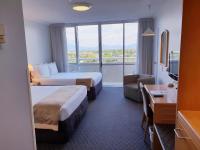 Cairns Harbourside Hotel客房内的一张或多张床位