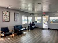 Coast Riders Inn的休息区