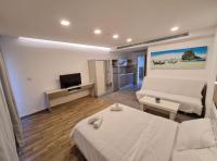 埃拉特Eilat Charming Studio-Balcony的一间带床和沙发的大客厅