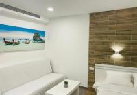 埃拉特Eilat Charming Studio-Balcony的客厅配有白色沙发和绘画作品