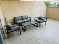 埃拉特Eilat Charming Studio-Balcony的天井配有沙发、两把椅子和一张桌子
