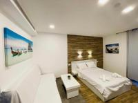 埃拉特Eilat Charming Studio-Balcony的一间带床和桌子的白色卧室