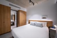 墨尔本Nesuto Docklands的卧室里有一张白色的大床，配有白色的枕头