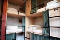 阿姆斯特丹The Bee Hostel的一间设有几张双层床的客房