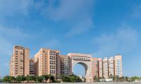 迪拜Oaks Ibn Battuta Gate Dubai的拱门大建筑的 ⁇ 染