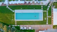 Relais Forte Benedek Wine & SPA - Adults Only内部或周边的泳池