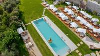 Relais Forte Benedek Wine & SPA - Adults Only内部或周边的泳池