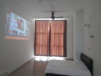 Pacific Place Ara Damansara LRT Pool Parking Netflix Kitchen By Kenangan Homes客房内的一张或多张床位