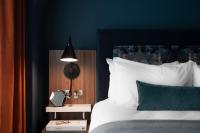 Heeton Concept Aparthotel Edinburgh Queen Street客房内的一张或多张床位
