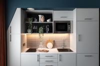 Heeton Concept Aparthotel Edinburgh Queen Street的厨房或小厨房