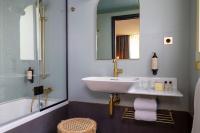 Hôtel Jardin de Cluny的一间浴室