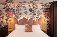 Hôtel Jardin de Cluny客房内的一张或多张床位