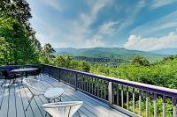 加特林堡Barenberg Cabin - Secluded Unobstructed Panoramic Smoky Mountains View with Two Master Suites, Loft Game Room, and Hot Tub的阳台配有桌椅,享有山景。