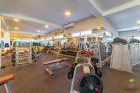 Playa Palmera Beach Resort的健身中心和/或健身设施