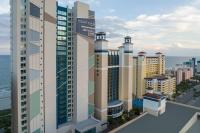 默特尔比奇Courtyard by Marriott Myrtle Beach Oceanfront的鸟瞰高楼林立的城市