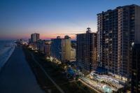 默特尔比奇Courtyard by Marriott Myrtle Beach Oceanfront的一座有高楼和夜空的城市