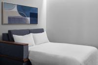 Courtyard by Marriott Myrtle Beach Oceanfront客房内的一张或多张床位