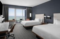 Courtyard by Marriott Myrtle Beach Oceanfront客房内的一张或多张床位