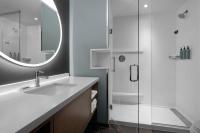 Courtyard by Marriott Myrtle Beach Oceanfront的一间浴室