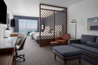 Courtyard by Marriott Myrtle Beach Oceanfront的电视和&#47;或娱乐中心