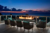 Courtyard by Marriott Myrtle Beach Oceanfront的休息区