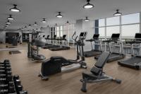 Courtyard by Marriott Myrtle Beach Oceanfront的健身中心和&#47;或健身设施