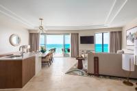 The St. Regis Bermuda Resort的电视和/或娱乐中心