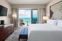 The St. Regis Bermuda Resort客房内的一张或多张床位