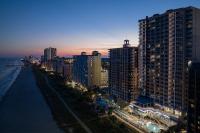 默特尔比奇SpringHill Suites by Marriott Myrtle Beach Oceanfront的城市夜景与建筑