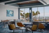 默特尔比奇SpringHill Suites by Marriott Myrtle Beach Oceanfront的一间设有桌椅和窗户的等候室