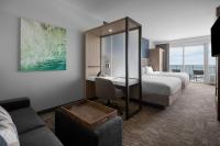 SpringHill Suites by Marriott Myrtle Beach Oceanfront客房内的一张或多张床位